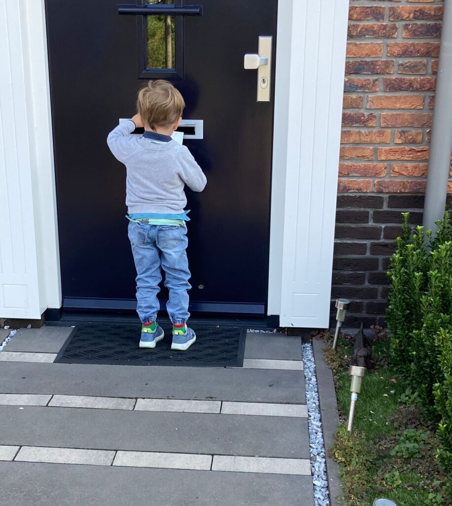 Oudste zoon gooit een flyer door de bus